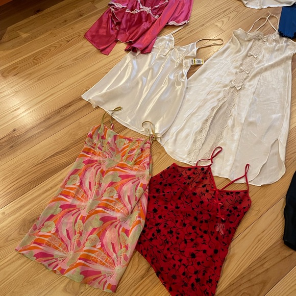 9 pieces of lingerie. They are all in a create shape. - Picture 6 of 6